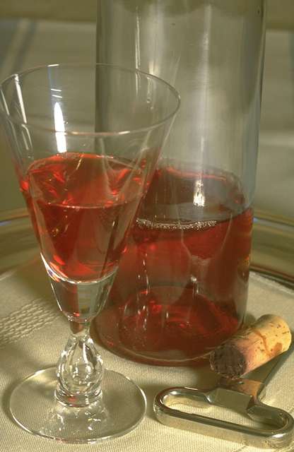 El alcohol en dosis muy reducidas no resulta perjudicial para la salud. Una copita de vino al día sirve para reducir los depósitos de colesterol en las arterias.